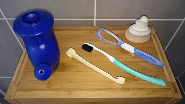 Se brosser les dents, gratter sa langue et nettoyer son nez au saut du lit